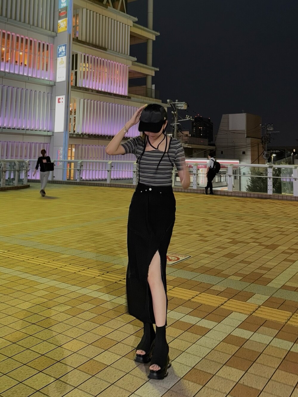 その他のTシャツ/カットソー、ブラック系のデニムスカート、ブラック系のキャップを着用したレディースの夏コーディネートの4枚目の写真