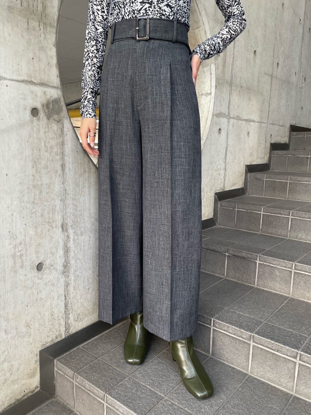 グレー系のテーラードジャケット、グレー系のスラックス、ホワイト系のTシャツ/カットソーを着用したレディースの夏コーディネートの9枚目の写真