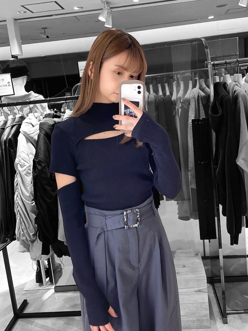 ブラック系のニット/セーター、グレー系のスラックス、ブラック系のブーツを着用したレディースの冬コーディネートの2枚目の写真