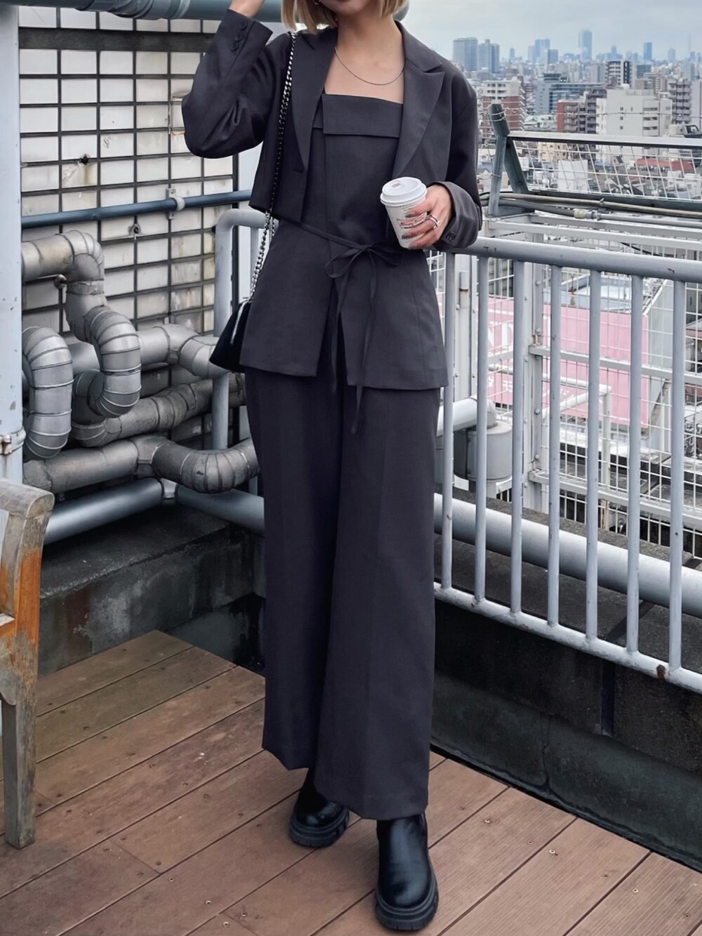 グレー系のテーラードジャケット、グレー系のシャツ/ブラウス、グレー系のその他パンツを着用したレディースの冬コーディネートの3枚目の写真