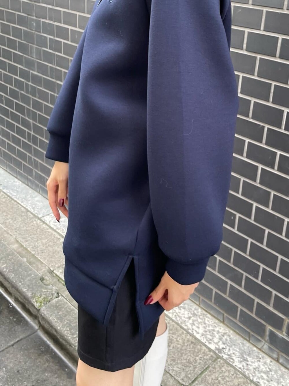 ホワイト系のブーツ、ベージュ系のショルダーバッグ、ブルー系のパーカーを着用したレディースの秋コーディネートの6枚目の写真