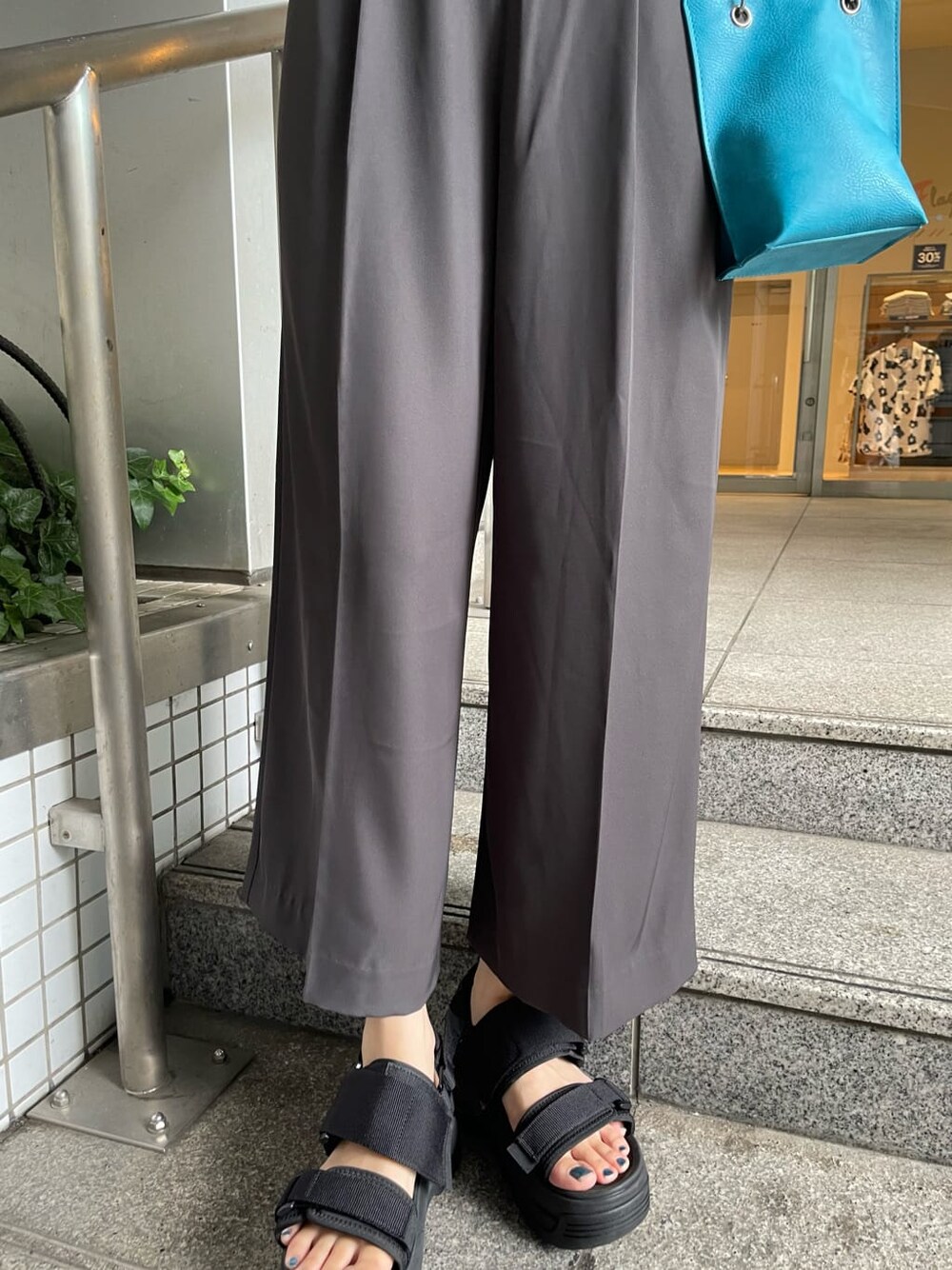 ブラック系のサンダル、グレー系のつなぎ/オールインワン、ブルー系のショルダーバッグを着用したレディースの夏コーディネートの8枚目の写真