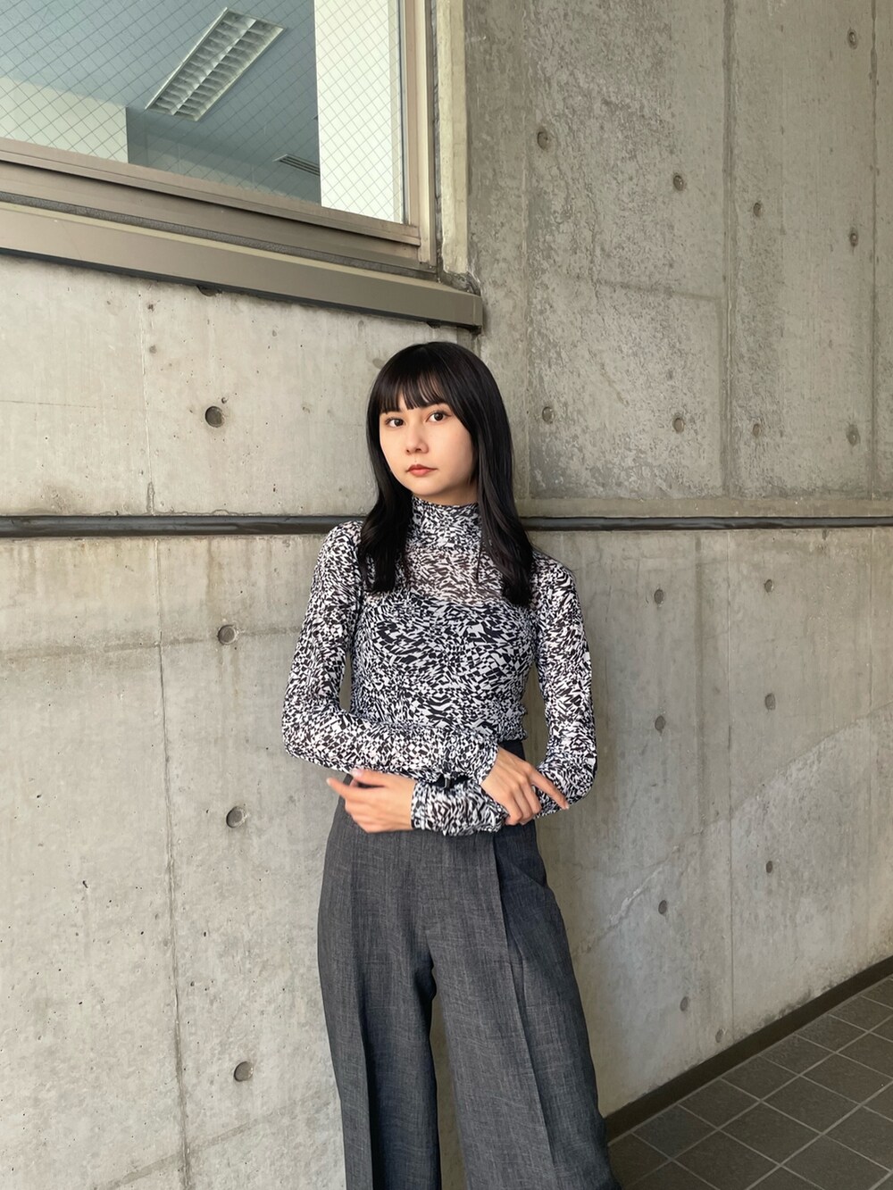 グレー系のテーラードジャケット、グレー系のスラックス、ホワイト系のTシャツ/カットソーを着用したレディースの夏コーディネートの7枚目の写真