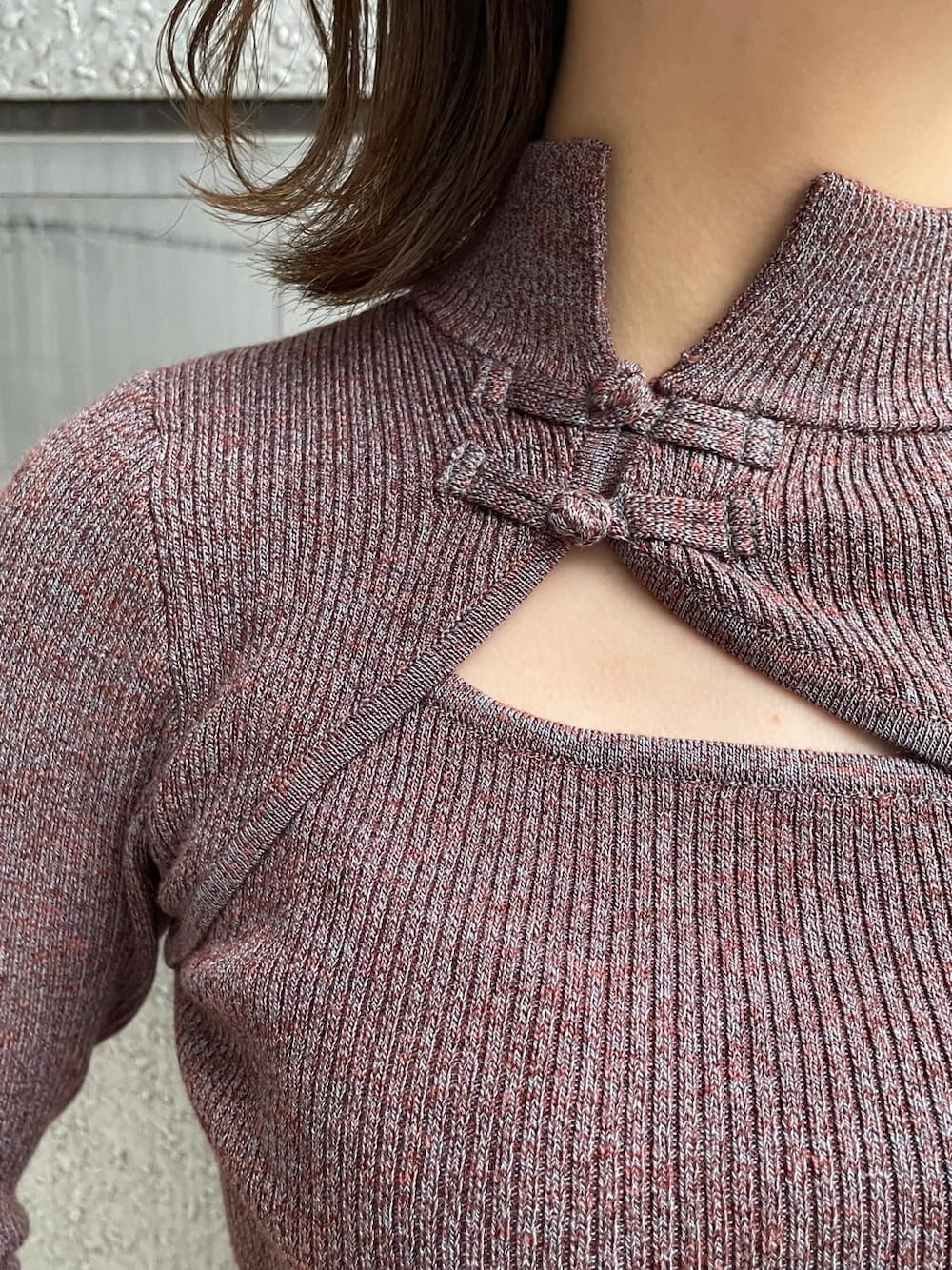 ブラック系のスカート、ブラック系のブルゾン、ホワイト系のブーツを着用したレディースの秋コーディネートの5枚目の写真