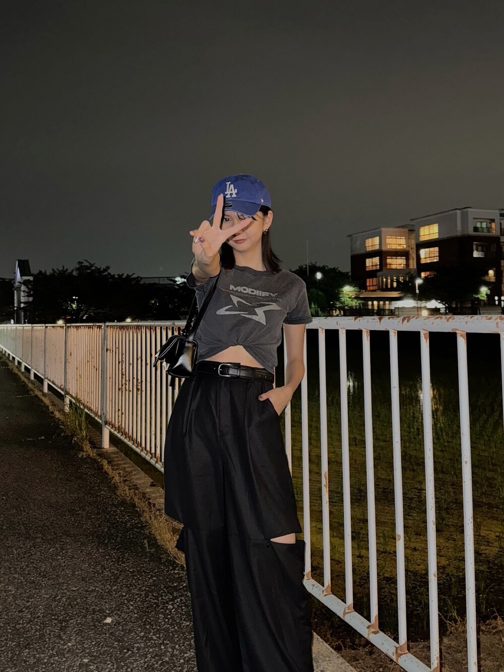 ブラック系のTシャツ/カットソーを着用したレディースの夏コーディネートの3枚目の写真