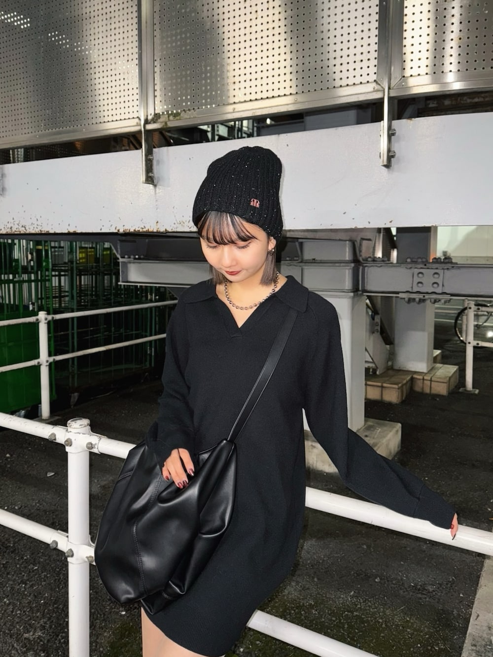 ブラック系のワンピース、ブラック系のブーツを着用したレディースの冬コーディネートの3枚目の写真