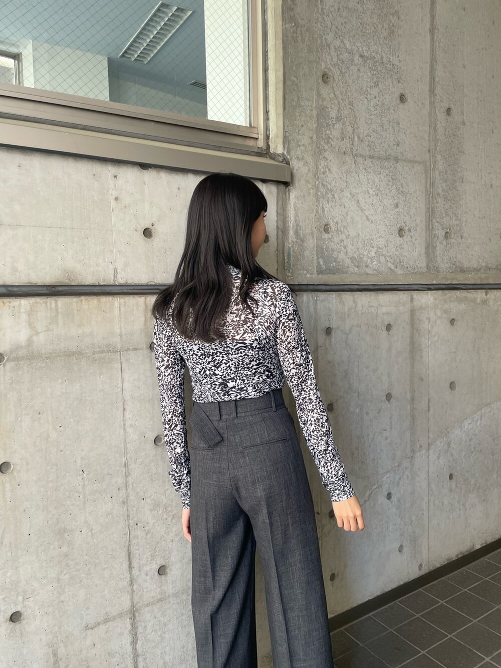 グレー系のテーラードジャケット、グレー系のスラックス、ホワイト系のTシャツ/カットソーを着用したレディースの夏コーディネートの8枚目の写真