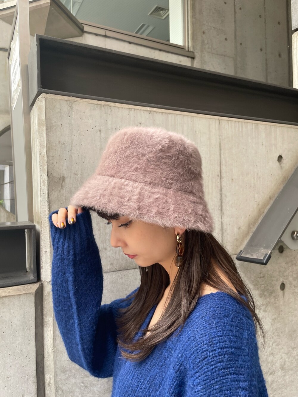 ブルー系のカーディガン/ボレロ、ブルー系のスカート、ホワイト系のブーツを着用したレディースの夏コーディネートの3枚目の写真