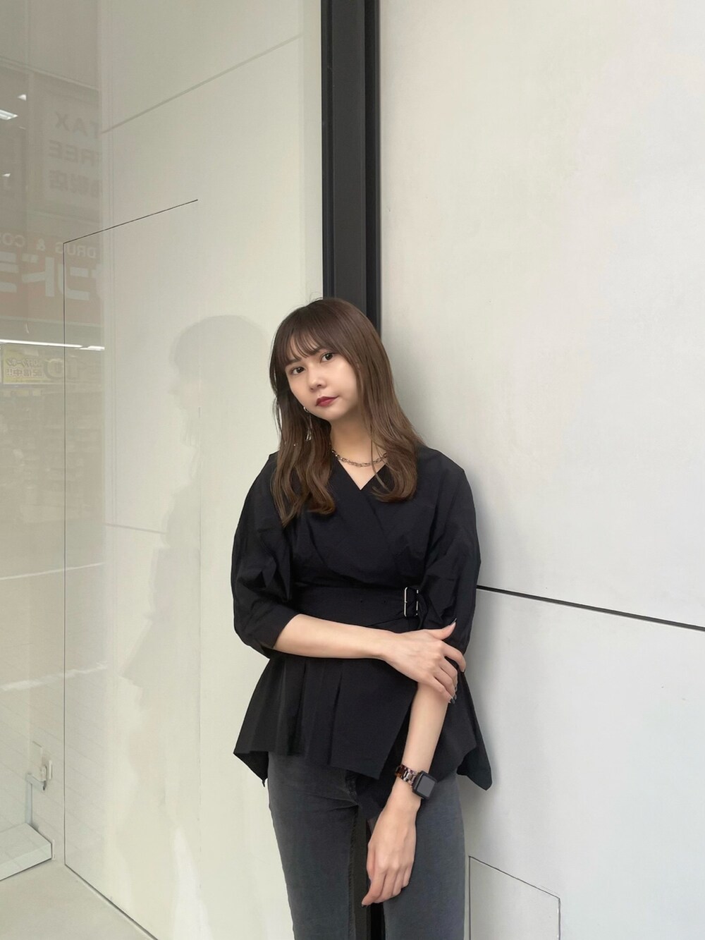 ブラック系のシャツ/ブラウス、グレー系のデニムパンツ、ブラック系のサンダルを着用したレディースの春コーディネートの4枚目の写真