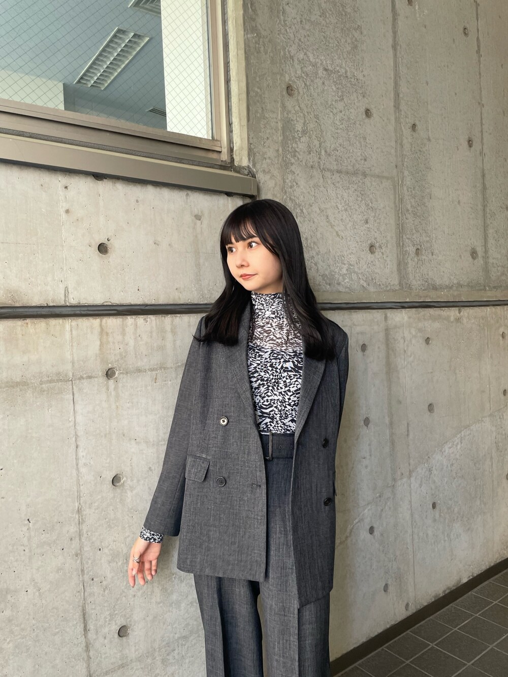 グレー系のテーラードジャケット、グレー系のスラックス、ホワイト系のTシャツ/カットソーを着用したレディースの夏コーディネートの5枚目の写真