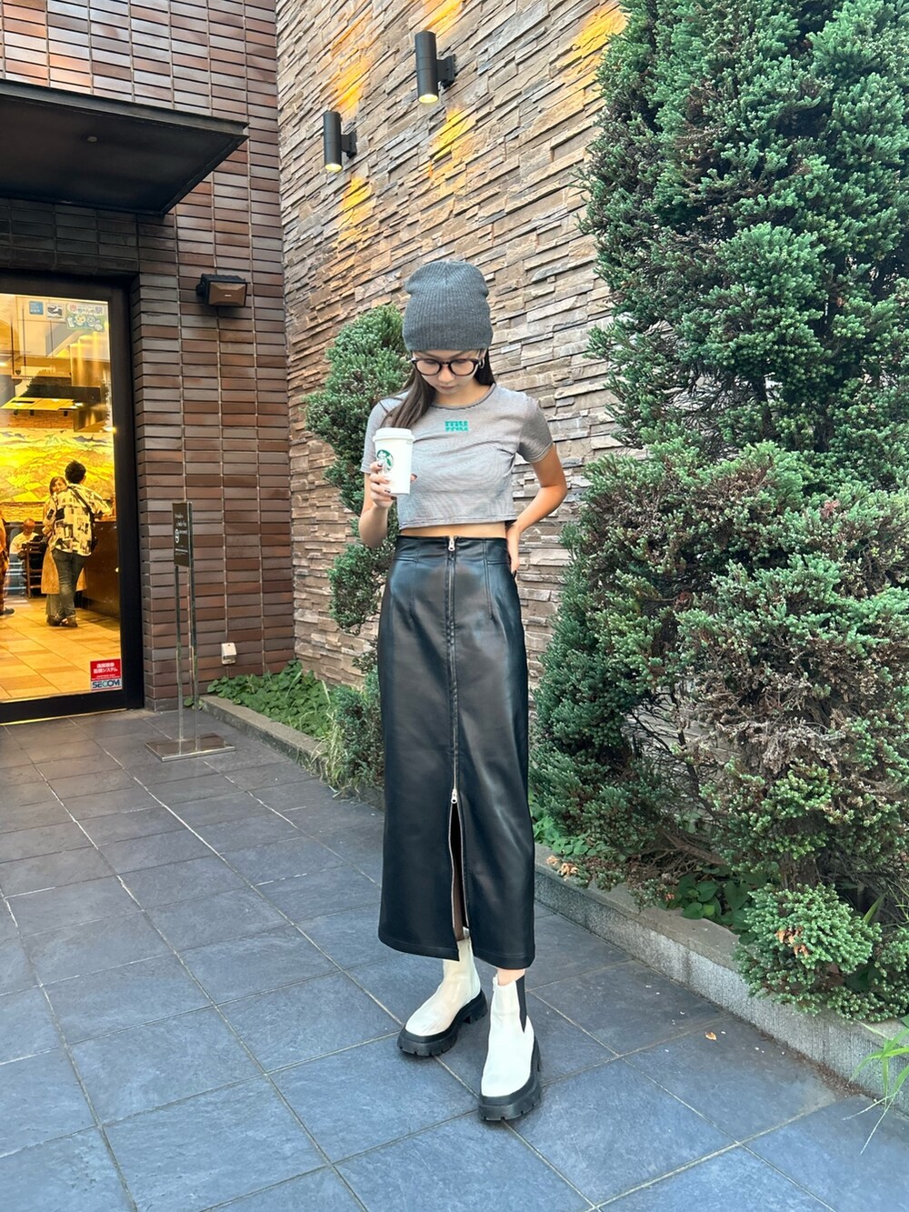 ブラック系のスカート、その他のTシャツ/カットソーを着用したレディースの秋コーディネートの3枚目の写真