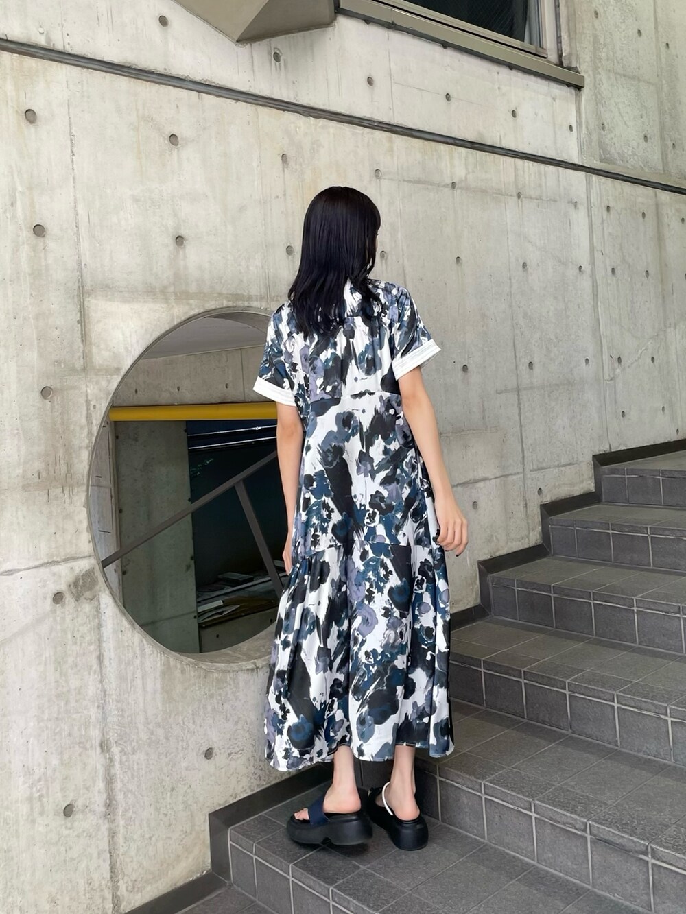 ホワイト系のワンピース、その他のサンダルを着用したレディースの春コーディネートの2枚目の写真