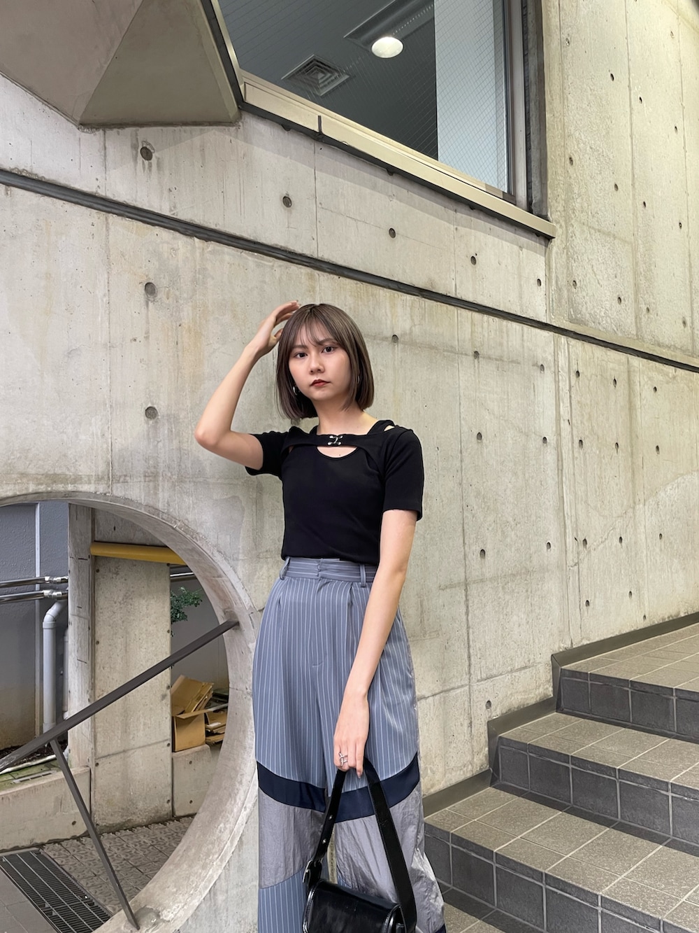ブラック系のTシャツ/カットソー、グレー系のその他パンツを着用したレディースの夏コーディネートの3枚目の写真