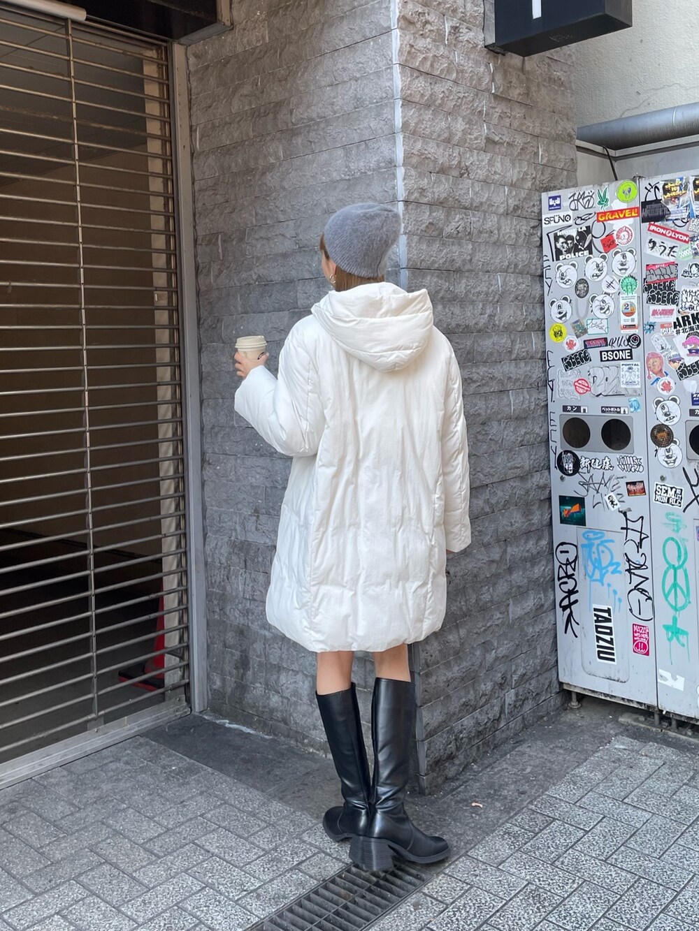 ホワイト系のブルゾン、グレー系のニットキャップ/ビーニーを着用したレディースの冬コーディネートの3枚目の写真