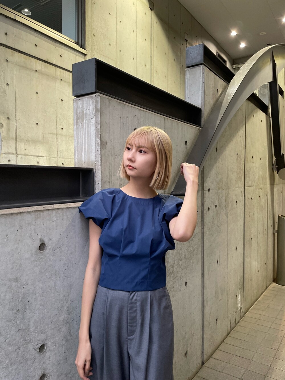 グレー系のその他パンツ、ブルー系のシャツ/ブラウスを着用したレディースの冬コーディネートの2枚目の写真