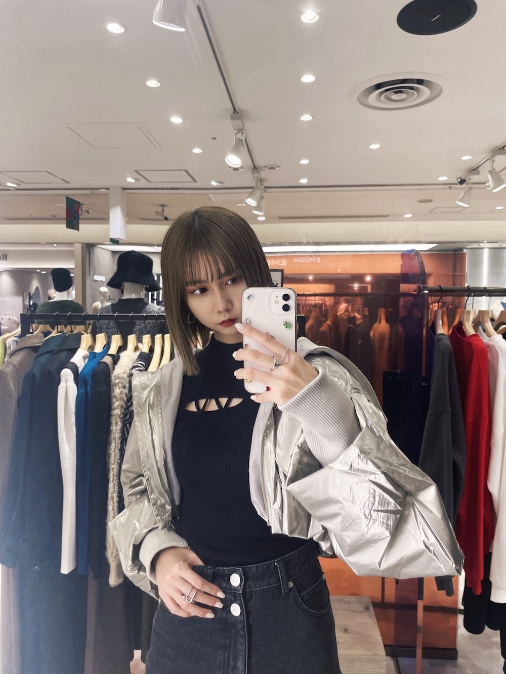 シルバー系のブルゾン、ブラック系のニット/セーターを着用したレディースの冬コーディネートの3枚目の写真