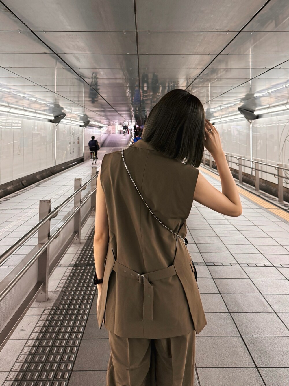ブラウン系のベスト、ブラウン系のその他パンツを着用したレディースの夏コーディネートの4枚目の写真