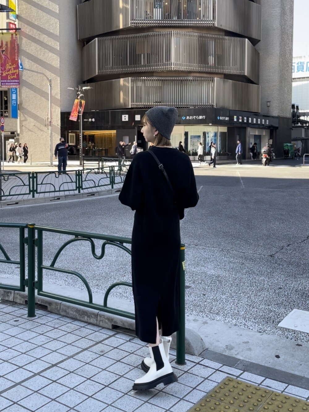 ブラック系のニット/セーター、ブラック系のスカートを着用したレディースの冬コーディネートの2枚目の写真