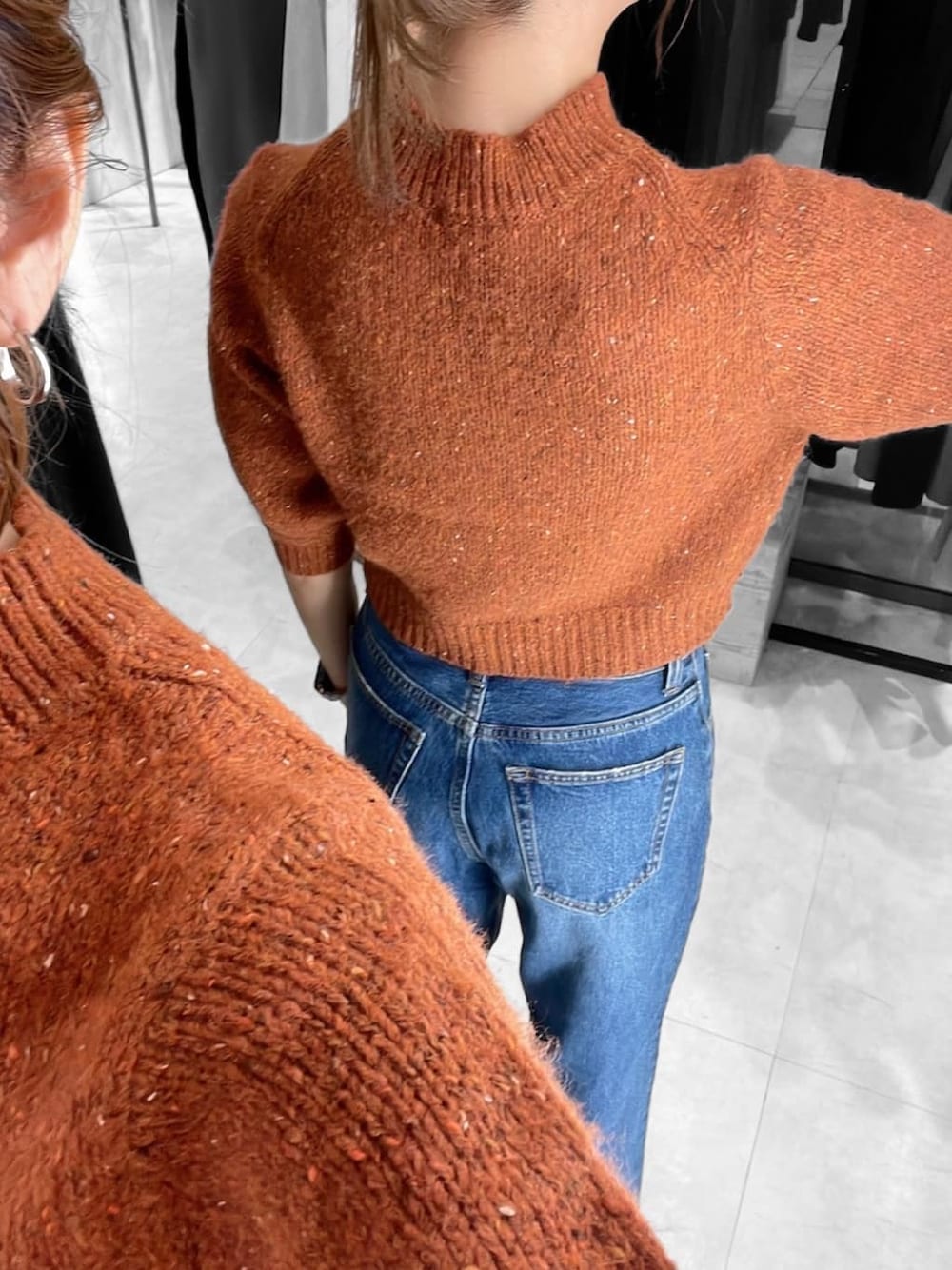 ブルー系のデニムパンツ、ブルー系のデニムパンツ、ブラウン系のニット/セーターを着用したレディースの秋コーディネートの8枚目の写真