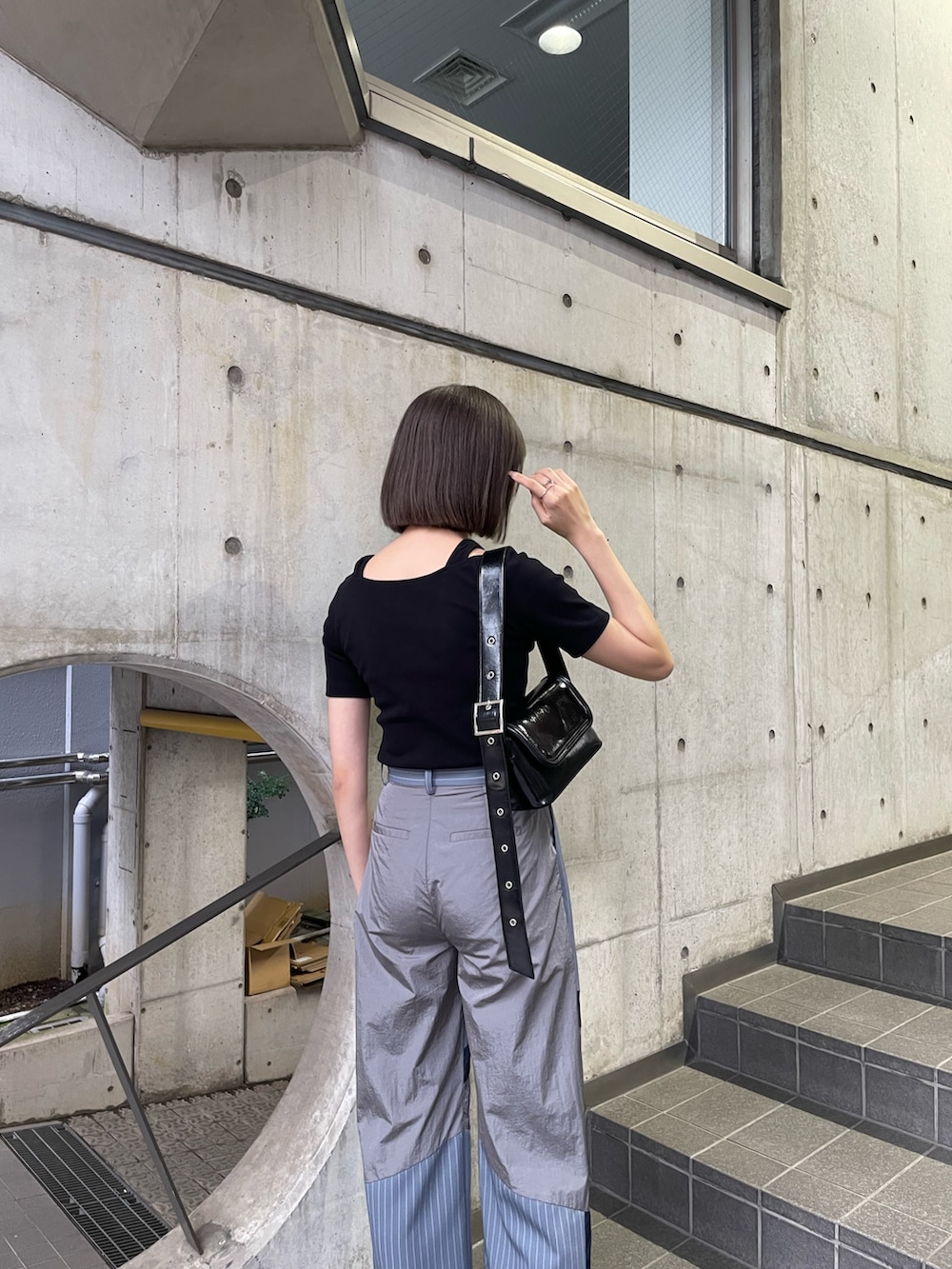 ブラック系のTシャツ/カットソー、グレー系のその他パンツを着用したレディースの夏コーディネートの4枚目の写真
