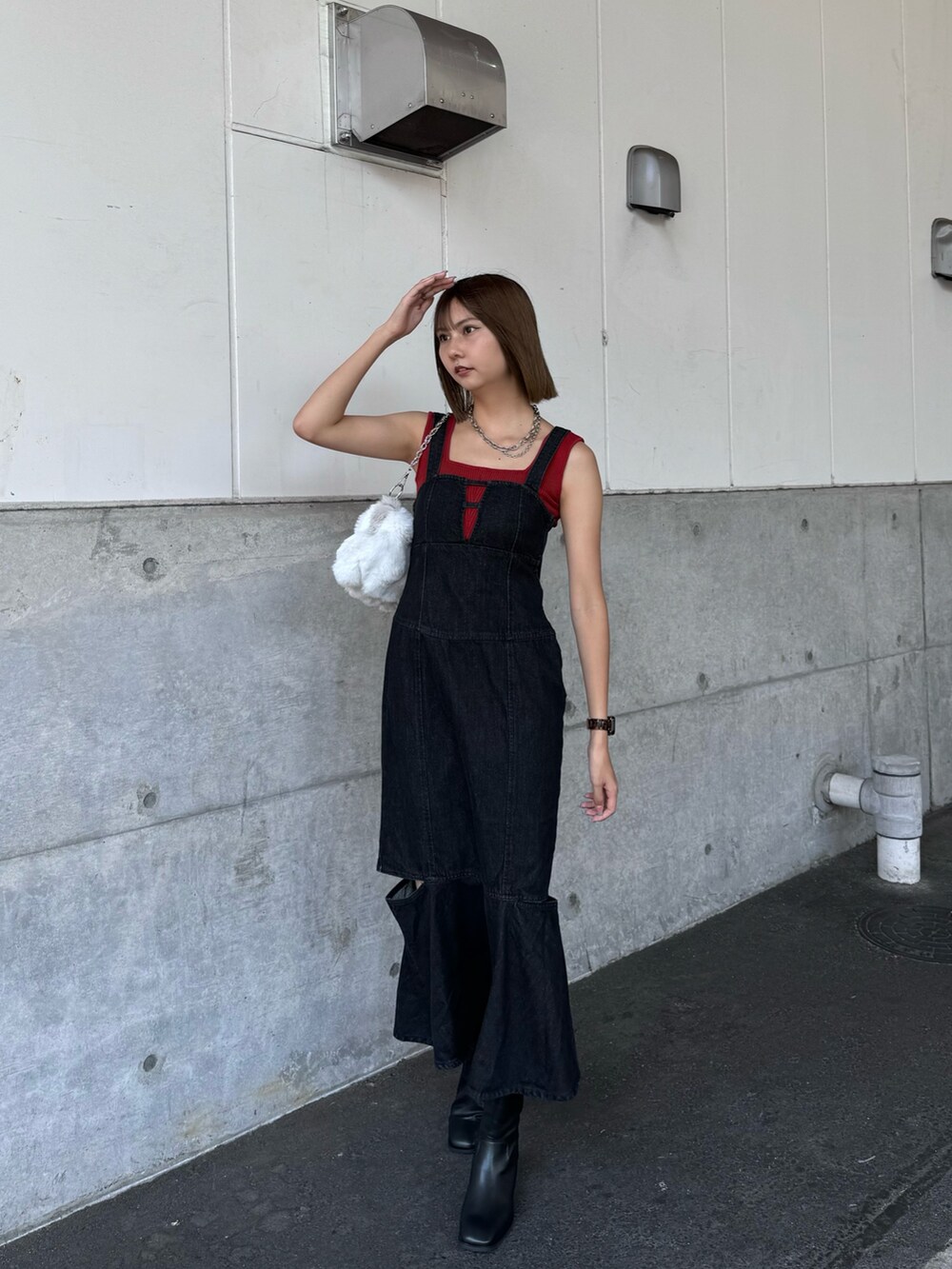 ブラック系のワンピース、レッド系のニット/セーターを着用したレディースの秋コーディネートの2枚目の写真