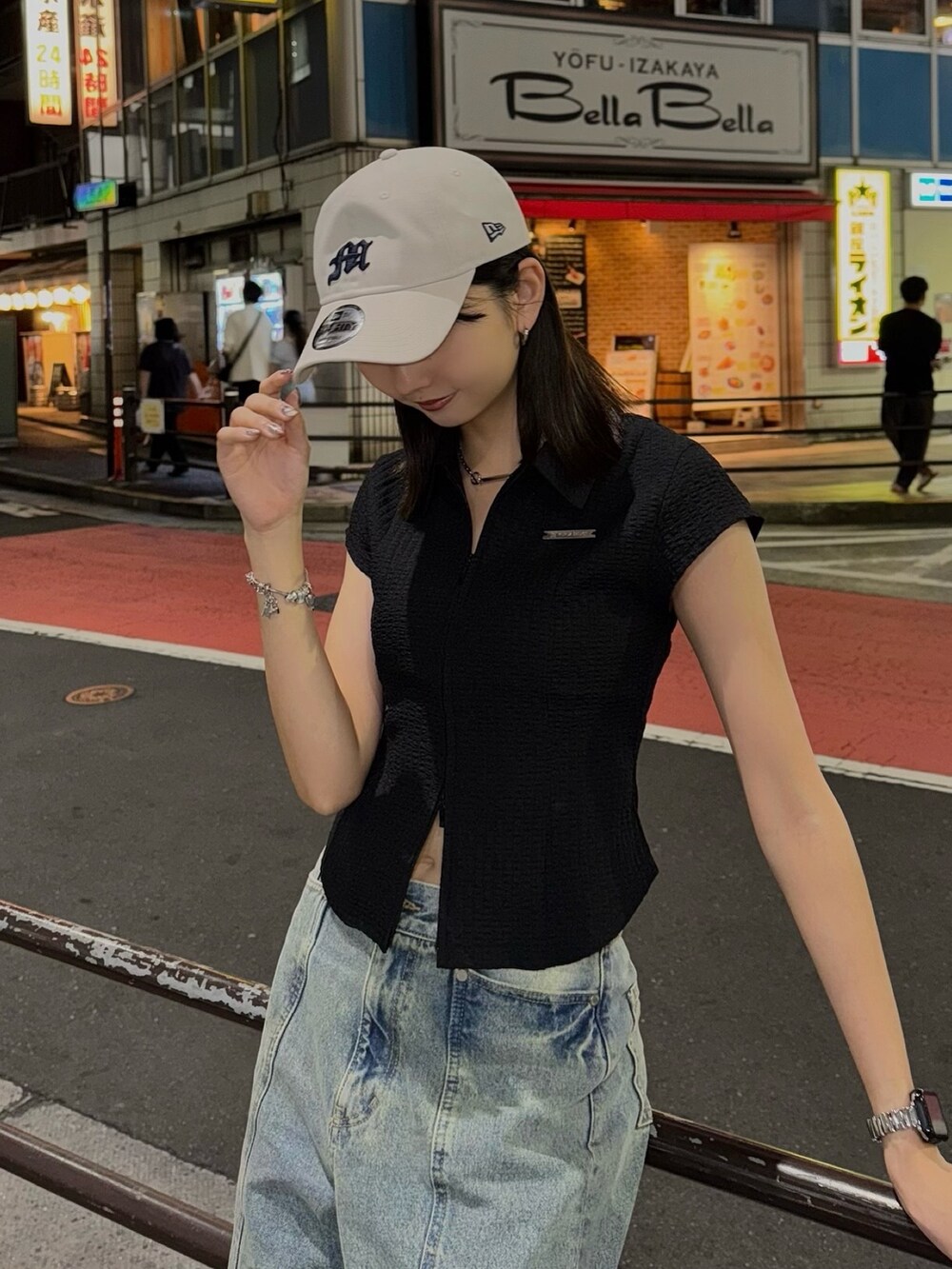 ブラック系のシャツ/ブラウス、その他のデニムパンツを着用したレディースの夏コーディネートの2枚目の写真