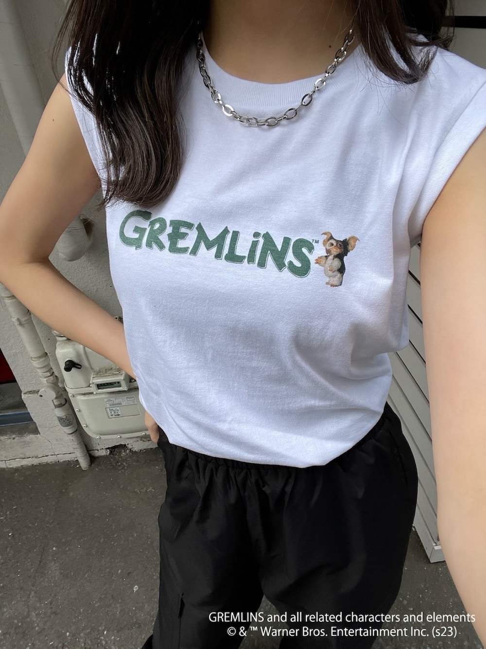 ホワイト系のタンクトップを着用したレディースの春コーディネートの6枚目の写真