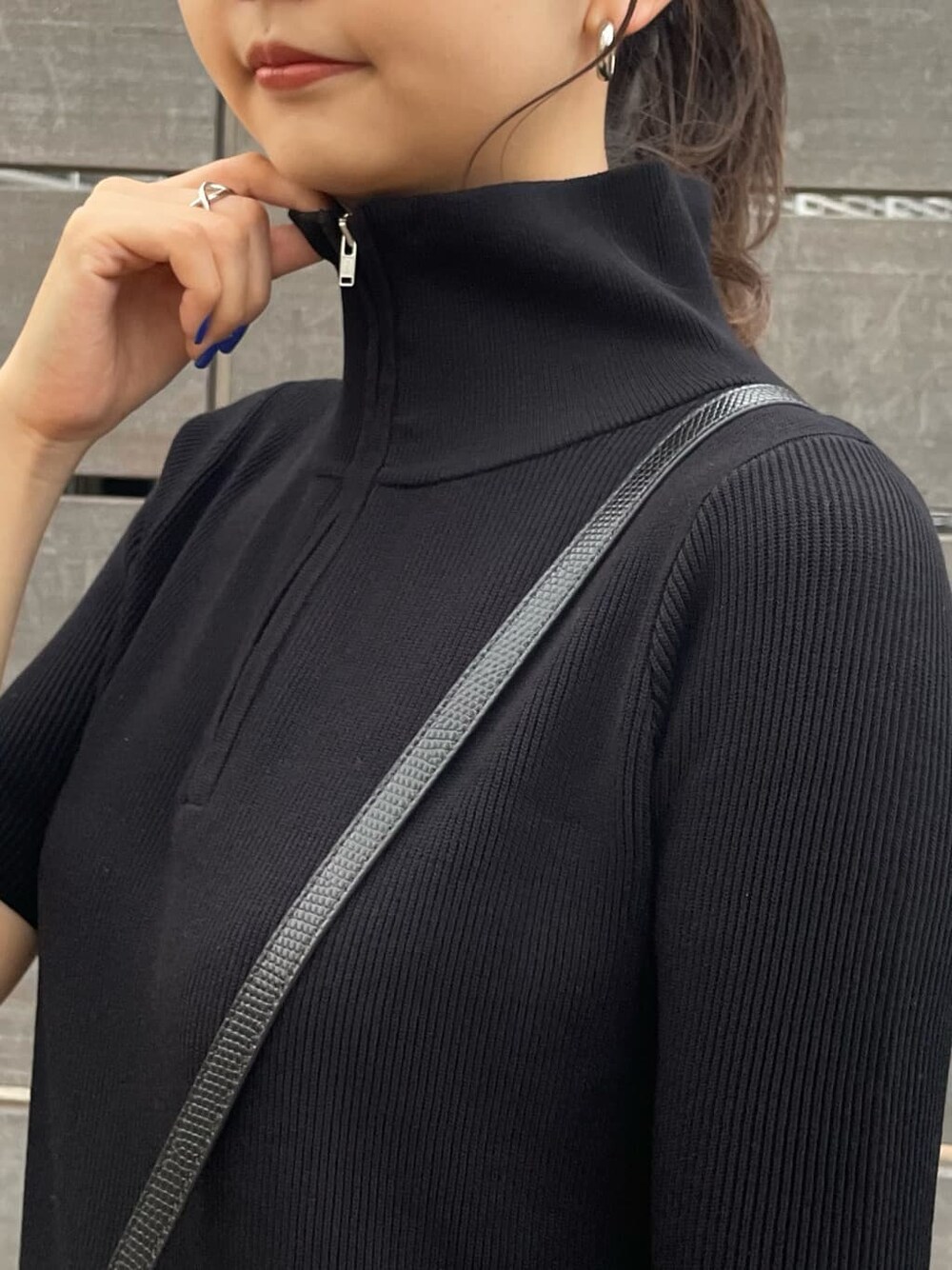 ブラック系のショルダーバッグ、その他のサンダル、ブラック系のワンピースを着用したレディースの春コーディネートの6枚目の写真