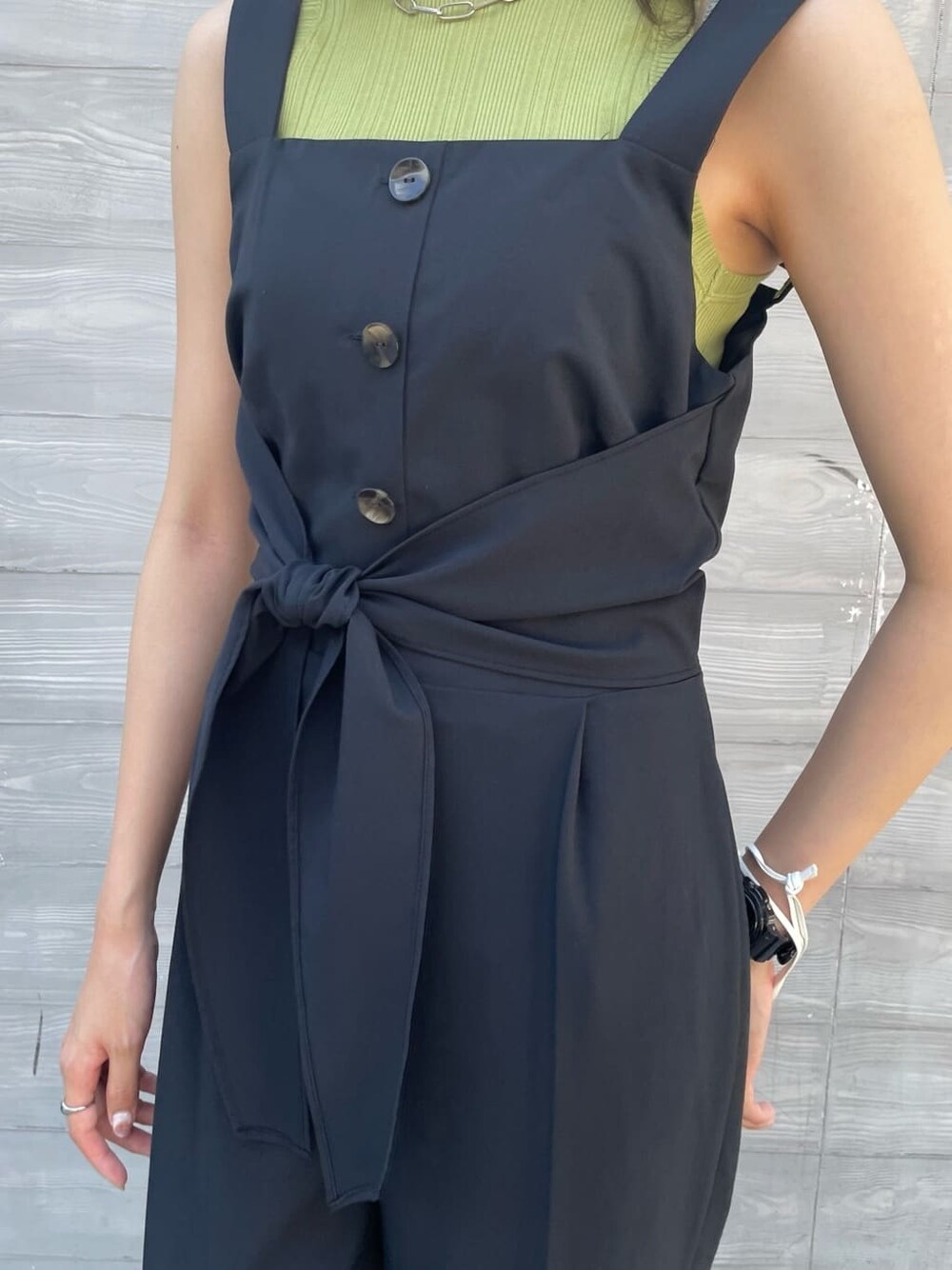 ホワイト系のハンドバッグ、ブラック系のつなぎ/オールインワン、ブラック系のサンダルを着用したレディースの夏コーディネートの4枚目の写真