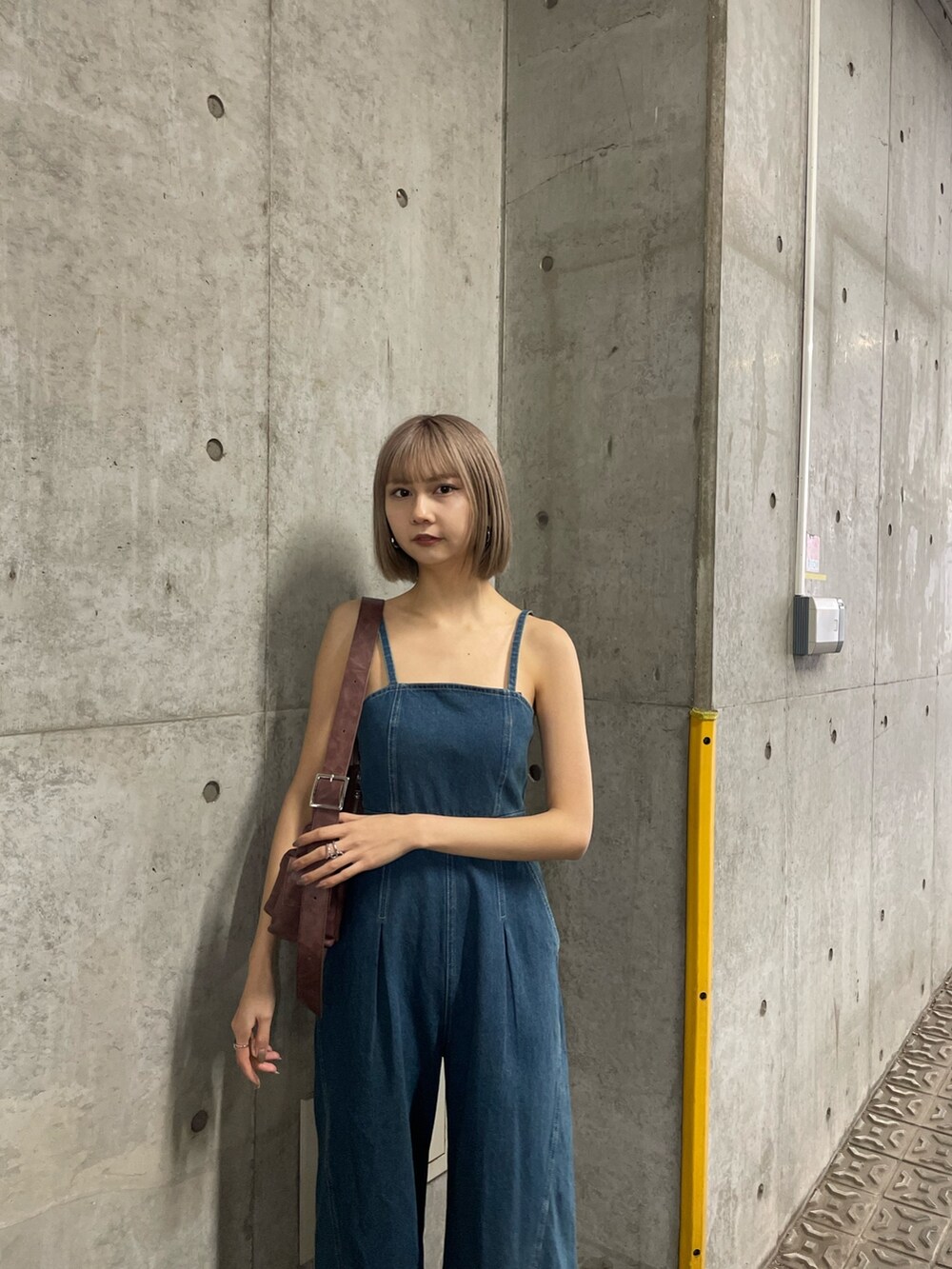 ブルー系のつなぎ/オールインワンを着用したレディースの冬コーディネートの5枚目の写真