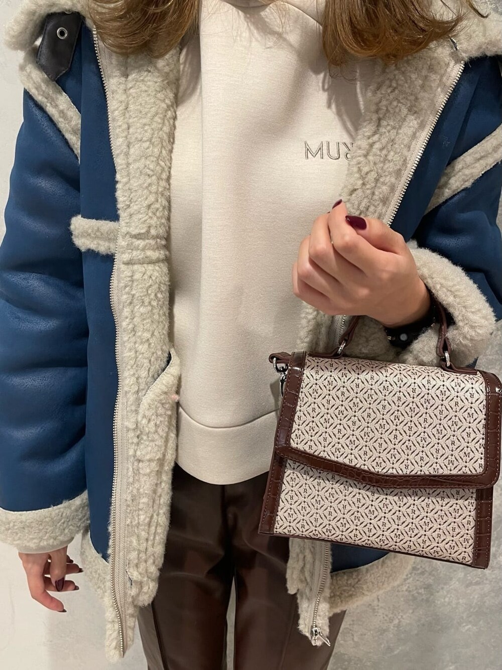 「murua_snap、今季トレンド、#ムルーア、fashion、ファッション小物、カジュアル、選抜１、#今日のコーデ、#murua_by_staff、#ファッション、murua」｜「MURUAのロゴショートパーカー（パーカー、ホワイト系）」を使った、桂束咲さん（レディース・170cm）の秋コーディネートの8枚目の写真