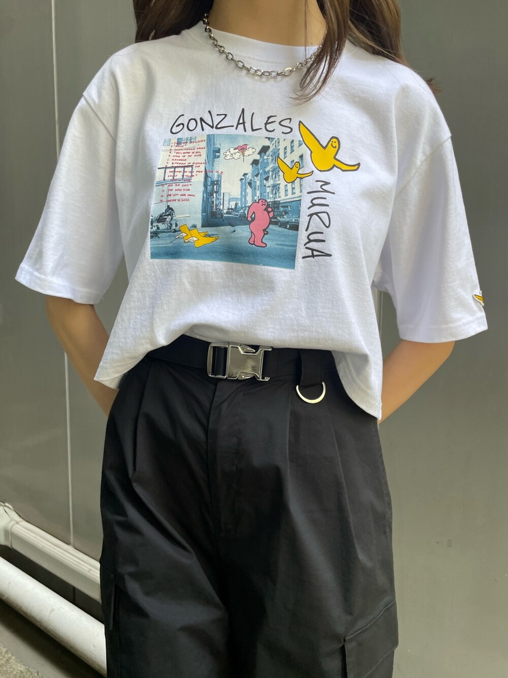 ホワイト系のTシャツ/カットソー、ブラック系のカーゴパンツ、ブラック系のサンダルを着用したレディースの春コーディネートの5枚目の写真