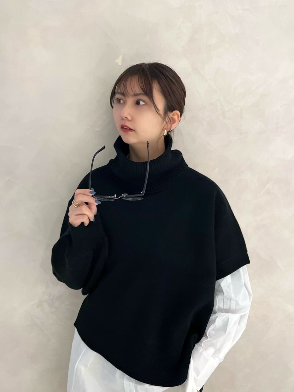 ホワイト系のブーツ、ブラック系のワンピース、イエロー系のスラックスを着用したレディースの冬コーディネートの2枚目の写真