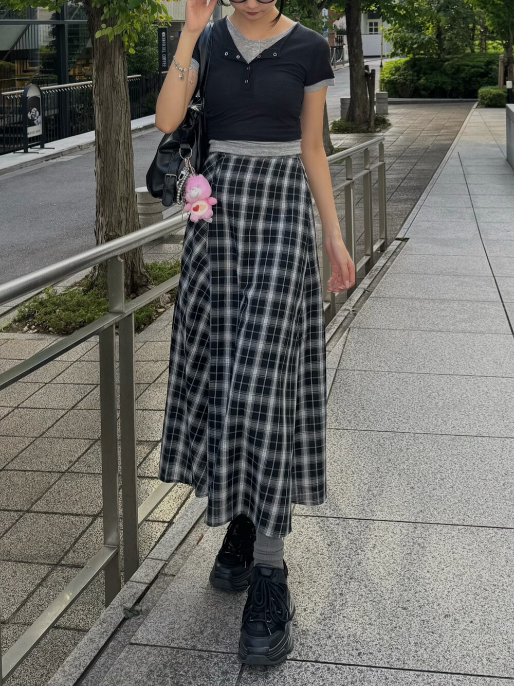 ブラック系のスカートを着用したレディースの夏コーディネートの2枚目の写真