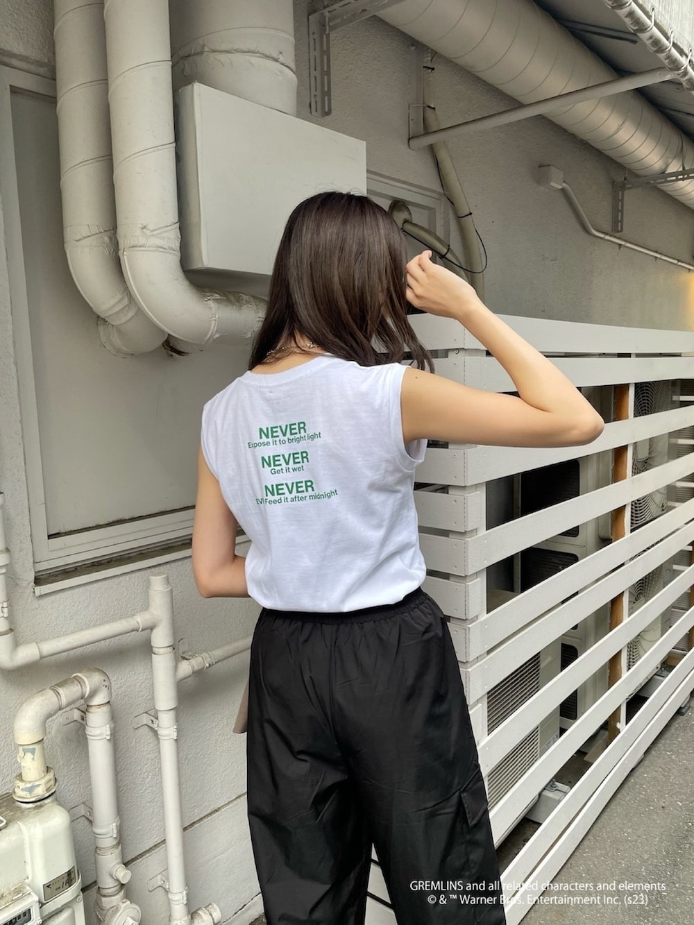 ホワイト系のタンクトップを着用したレディースの春コーディネートの5枚目の写真