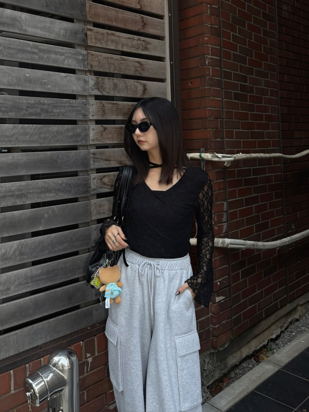 ブラック系のTシャツ/カットソーを着用したレディースの夏コーディネートの2枚目の写真