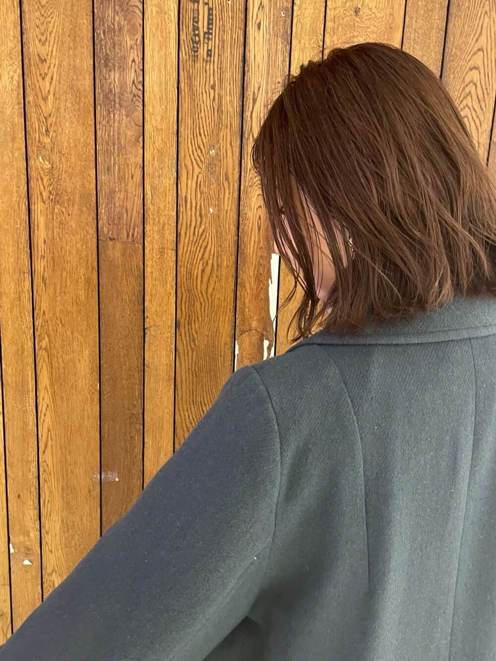 ブラック系のブーツ、ブラック系のその他パンツ、ホワイト系のハンドバッグを着用したレディースの秋コーディネートの5枚目の写真