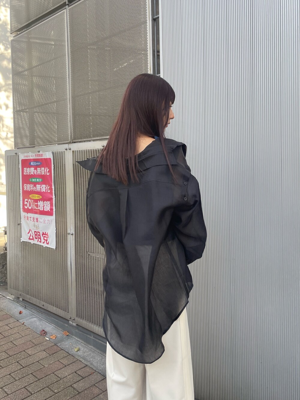 ブラック系のシャツ/ブラウス、ブルー系のニット/セーターを着用したレディースの冬コーディネートの4枚目の写真