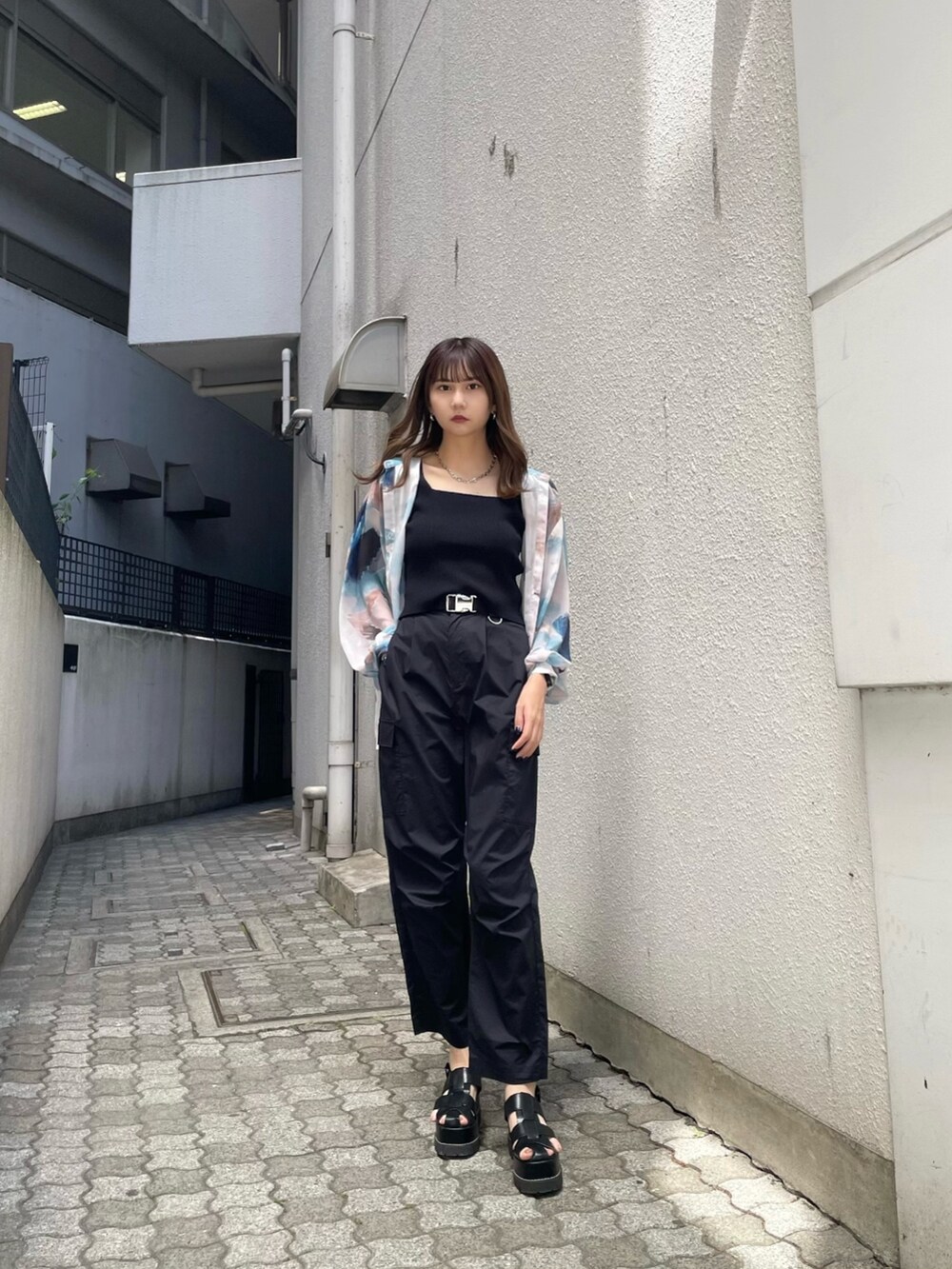 ブラック系のタンクトップ、ブルー系のシャツ/ブラウス、ブラック系のカーゴパンツを着用したレディースの春コーディネートの2枚目の写真