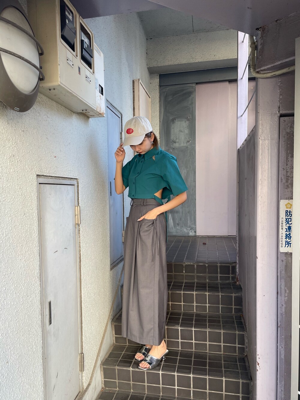 グリーン系のシャツ/ブラウス、シルバー系のサンダル、グレー系のその他パンツを着用したレディースの冬コーディネートの2枚目の写真