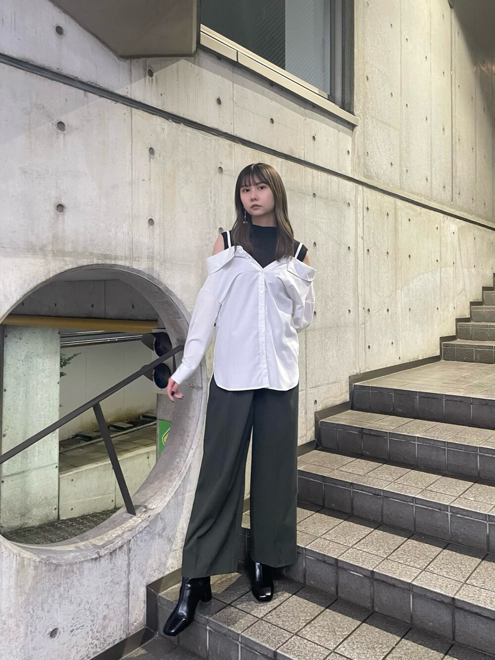 グリーン系のスラックス、ホワイト系のシャツ/ブラウスを着用したレディースの夏コーディネートの3枚目の写真