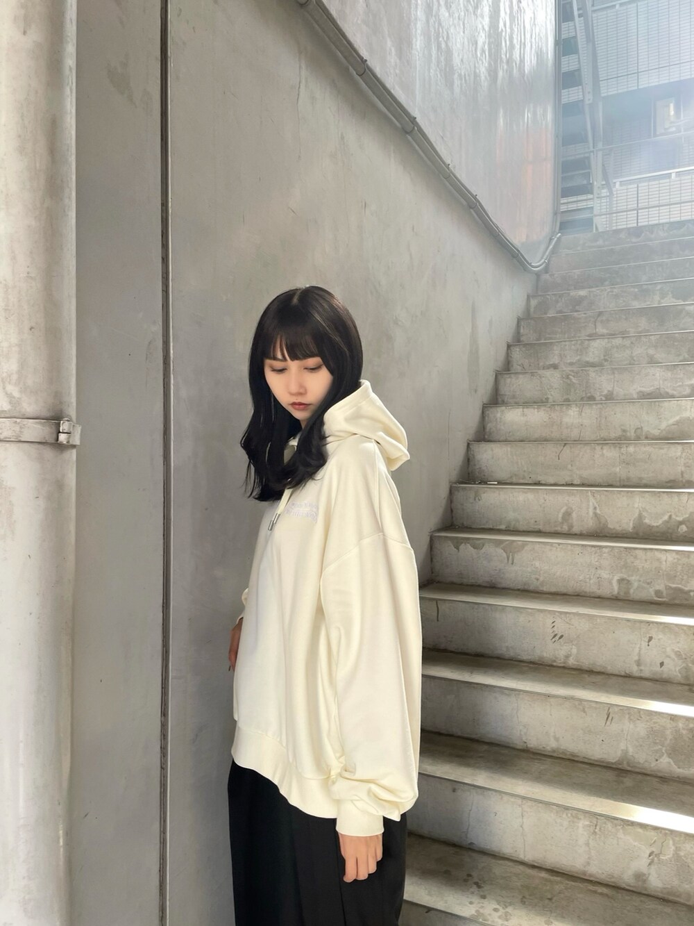 ホワイト系のパーカーを着用したレディースの夏コーディネートの3枚目の写真