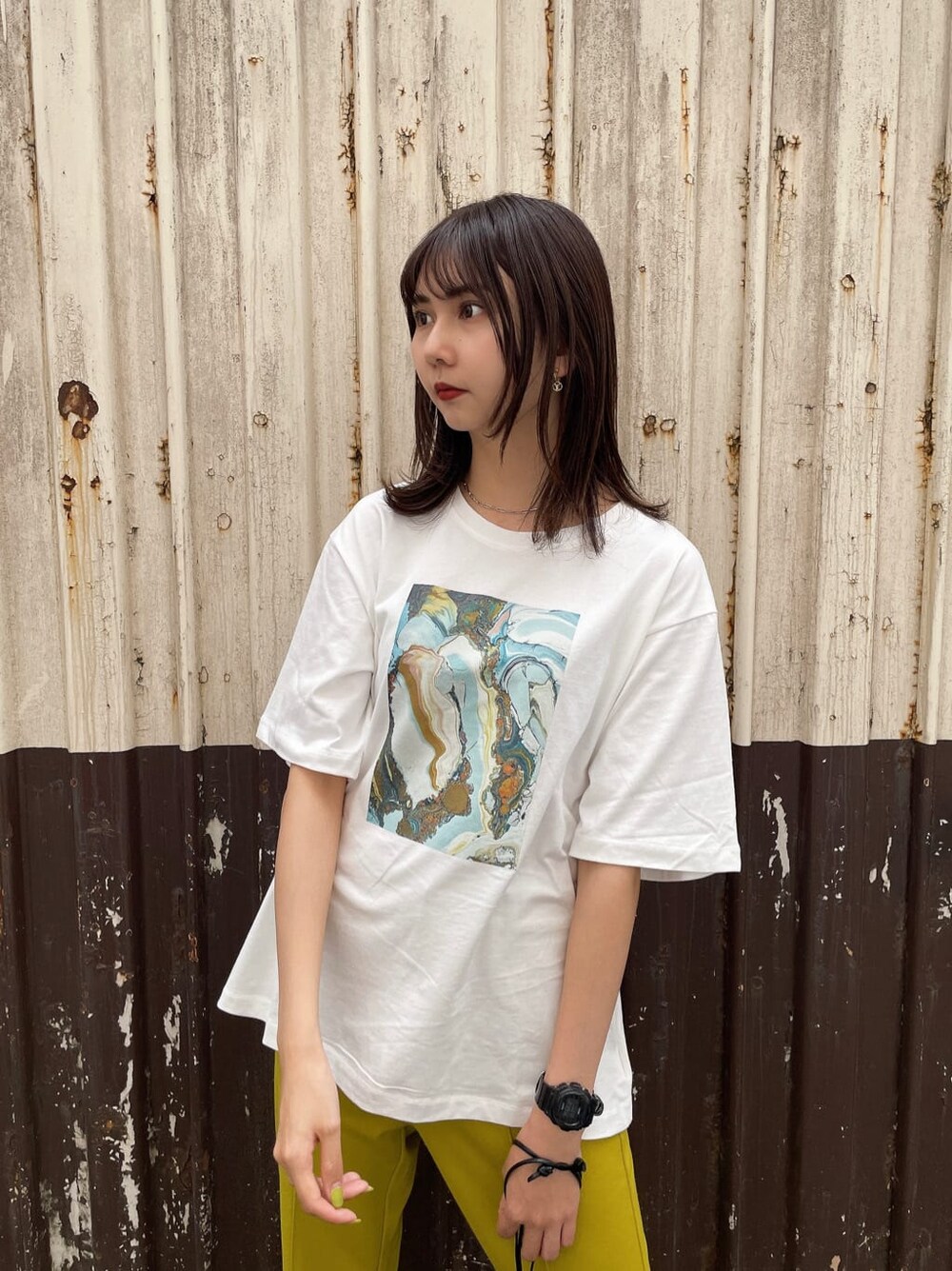 ブラック系のサンダル、ブラック系のハンドバッグ、ホワイト系のTシャツ/カットソーを着用したレディースの春コーディネートの4枚目の写真