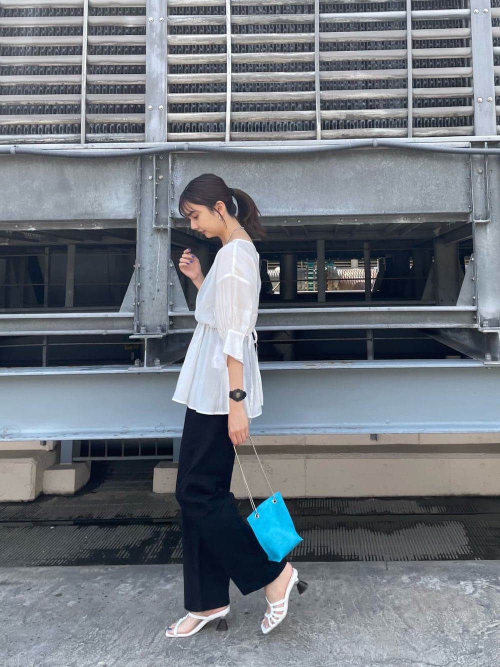 ブラウン系のキャミソール、ブラック系のデニムパンツ、ホワイト系のシャツ/ブラウスを着用したレディースの夏コーディネートの3枚目の写真