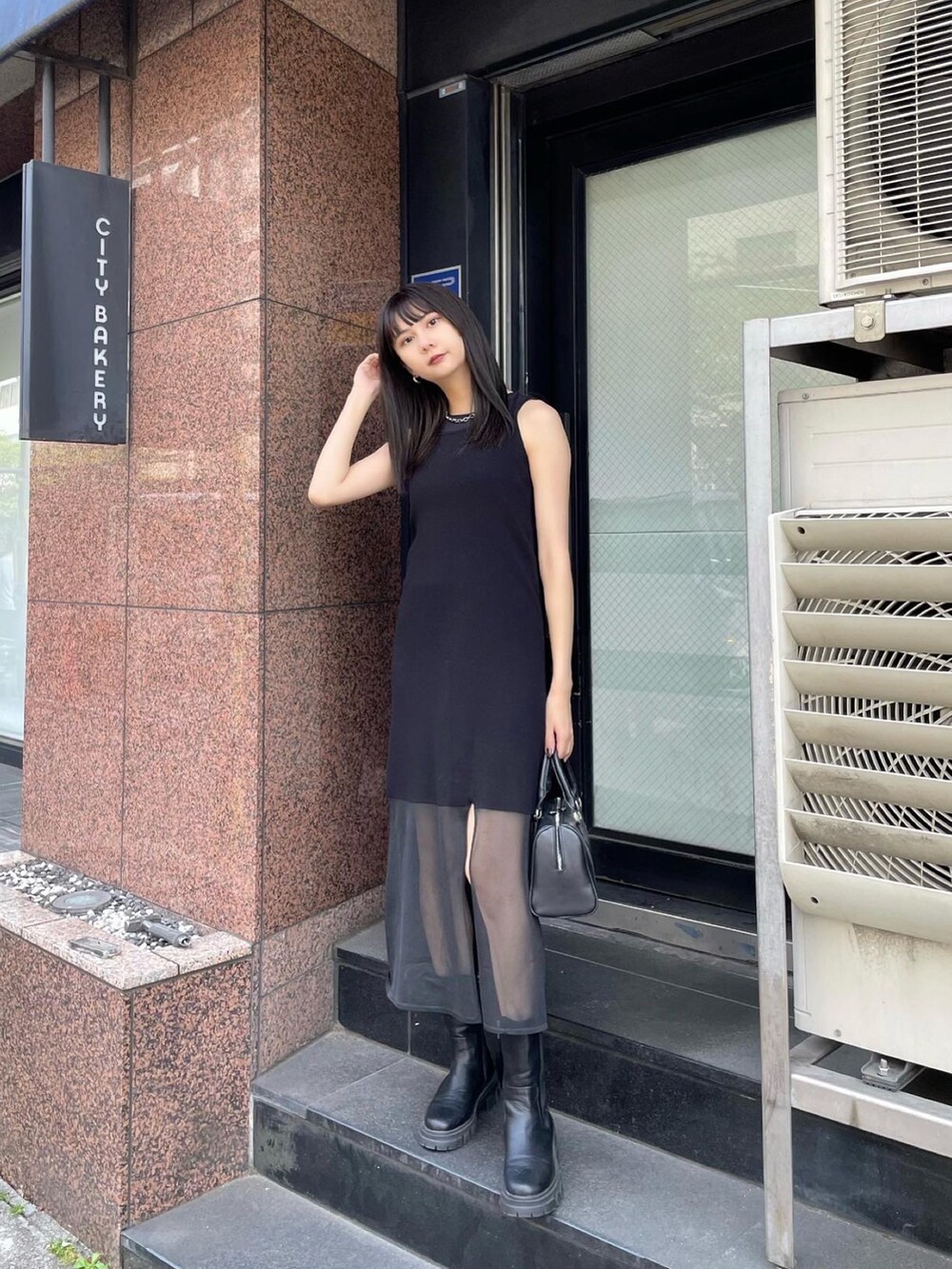 ブラック系のワンピース、ブラック系のTシャツ/カットソーを着用したレディースの夏コーディネートの2枚目の写真