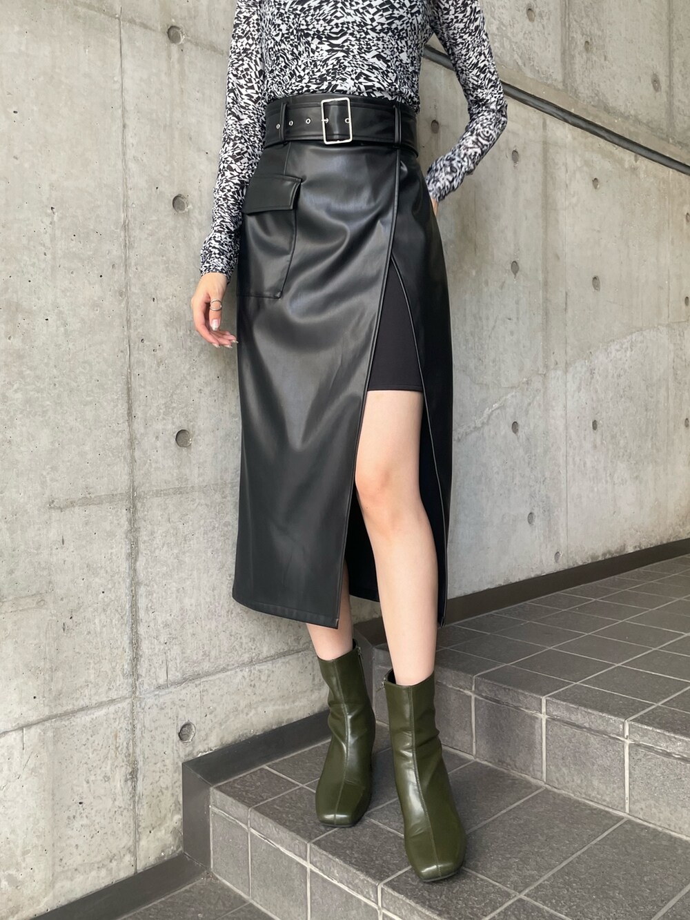 ホワイト系のTシャツ/カットソー、ブラック系のスカートを着用したレディースの夏コーディネートの8枚目の写真