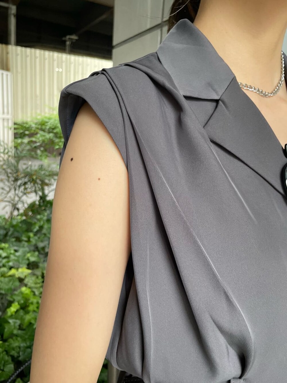 ブラック系のサンダル、グレー系のつなぎ/オールインワン、ブルー系のショルダーバッグを着用したレディースの夏コーディネートの7枚目の写真