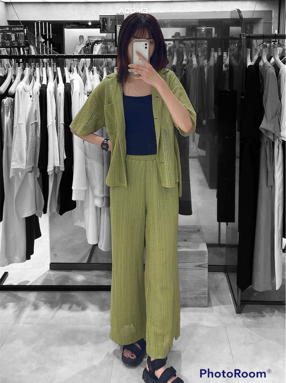 ブラック系のタンクトップ、ブラック系のサンダル、グリーン系のシャツ/ブラウスを着用したレディースの春コーディネートの2枚目の写真