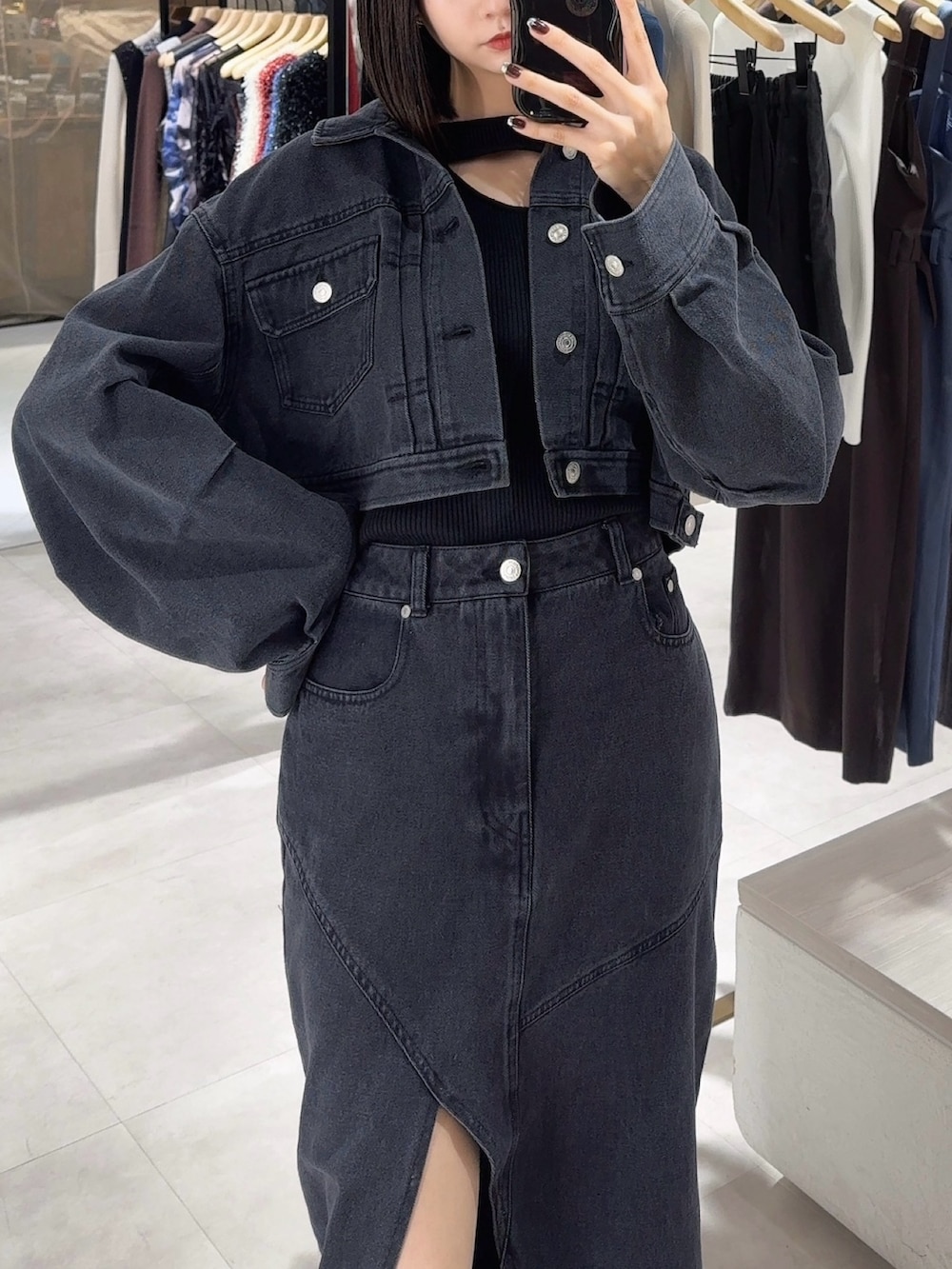 ブラック系のデニムスカート、ブラック系のブーツ、ブラック系のデニムジャケットを着用したレディースの冬コーディネートの3枚目の写真