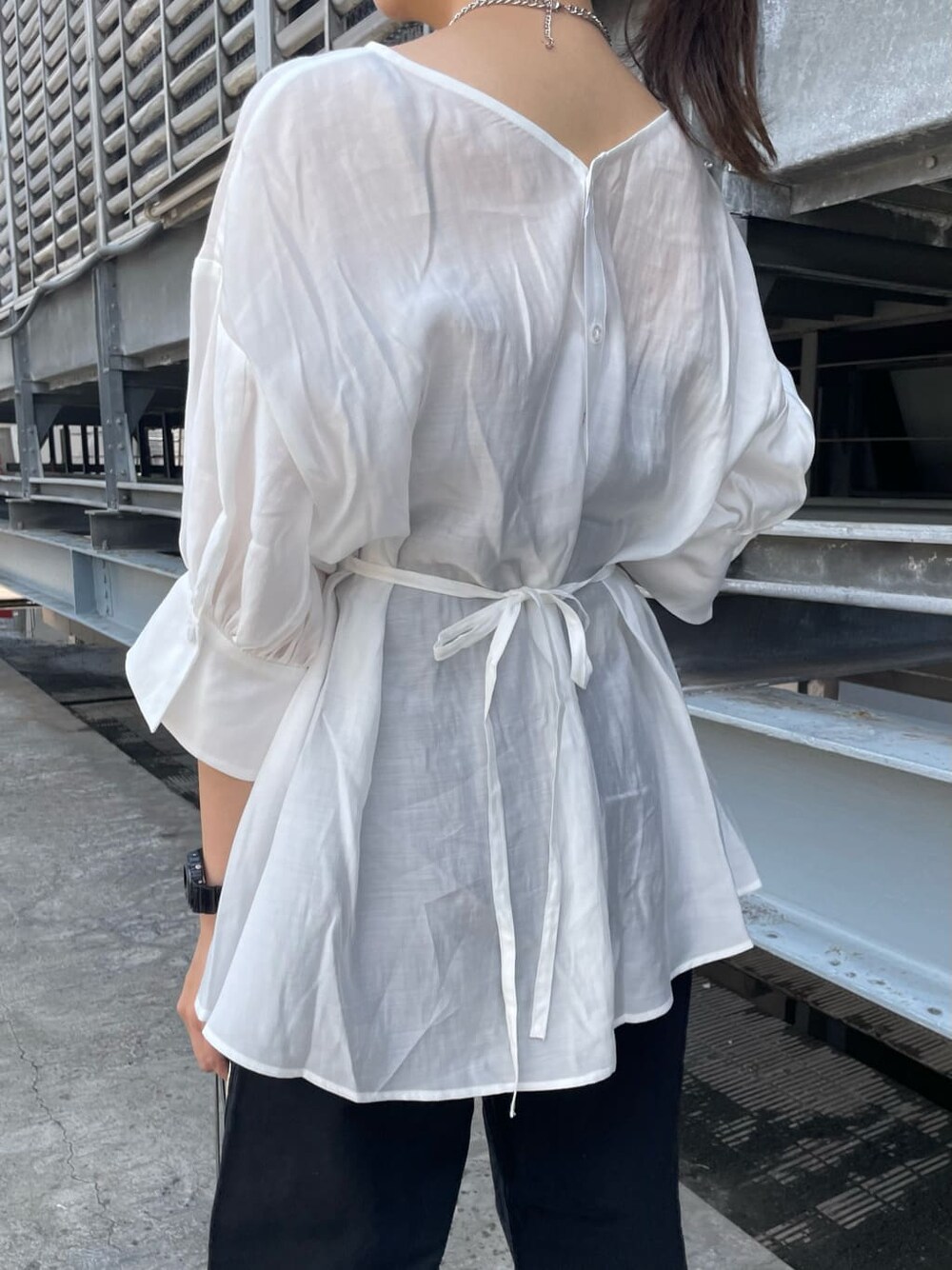 ブラウン系のキャミソール、ブラック系のデニムパンツ、ホワイト系のシャツ/ブラウスを着用したレディースの夏コーディネートの6枚目の写真